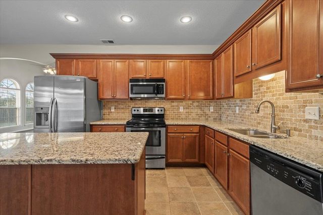 565 CHEROKEE CIR, Oakland, TN 38060