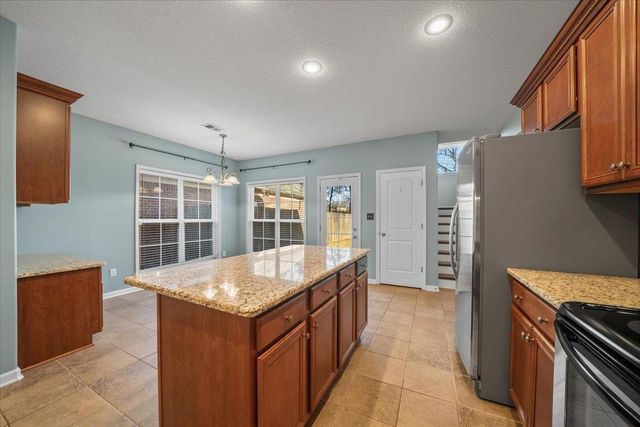 565 CHEROKEE CIR, Oakland, TN 38060