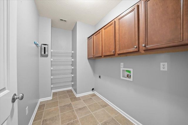 565 CHEROKEE CIR, Oakland, TN 38060