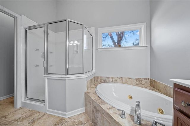 565 CHEROKEE CIR, Oakland, TN 38060