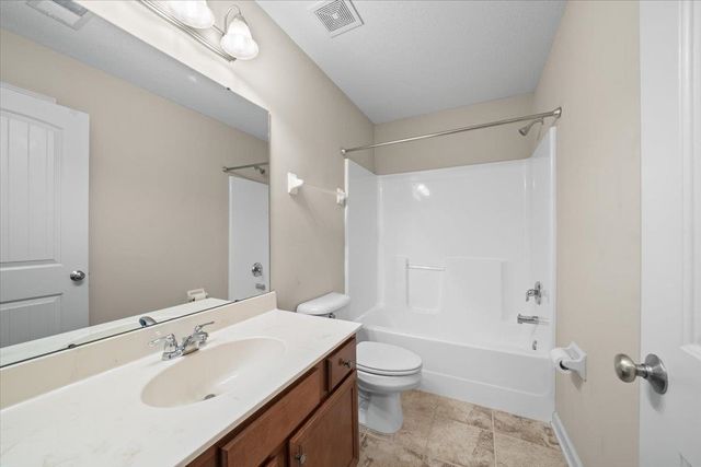 565 CHEROKEE CIR, Oakland, TN 38060