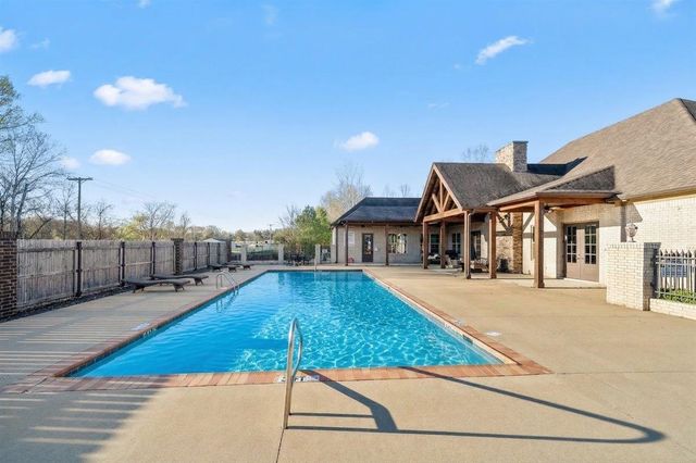 565 CHEROKEE CIR, Oakland, TN 38060