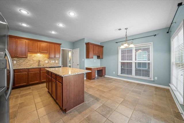 565 CHEROKEE CIR, Oakland, TN 38060