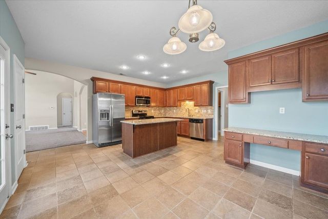 565 CHEROKEE CIR, Oakland, TN 38060