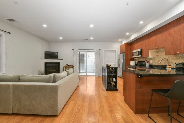 327 W Broadway 2, Boston, MA 02127
