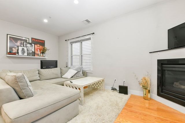 327 W Broadway 2, Boston, MA 02127