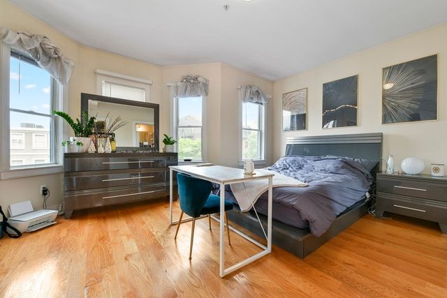 327 W Broadway 2, Boston, MA 02127
