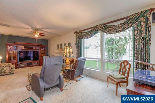 4374 Log Dr NE, Salem, OR 97305