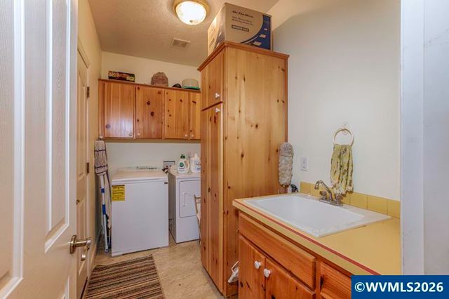 4374 Log Dr NE, Salem, OR 97305