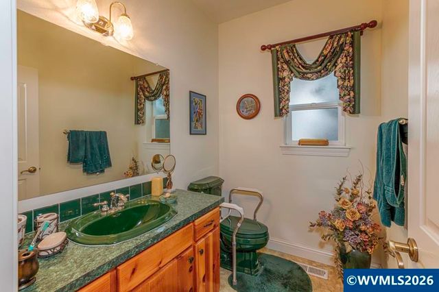 4374 Log Dr NE, Salem, OR 97305