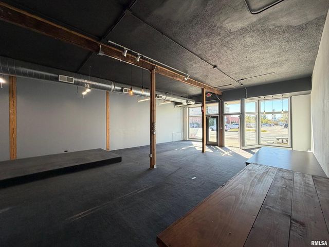 520 W 2ND Street, Davenport, IA 52801