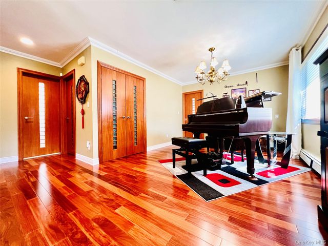 65 Maple Dr, New Hyde Park, NY 11040