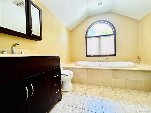 65 Maple Dr, New Hyde Park, NY 11040