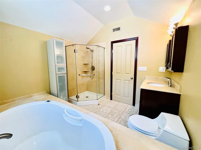 65 Maple Dr, New Hyde Park, NY 11040