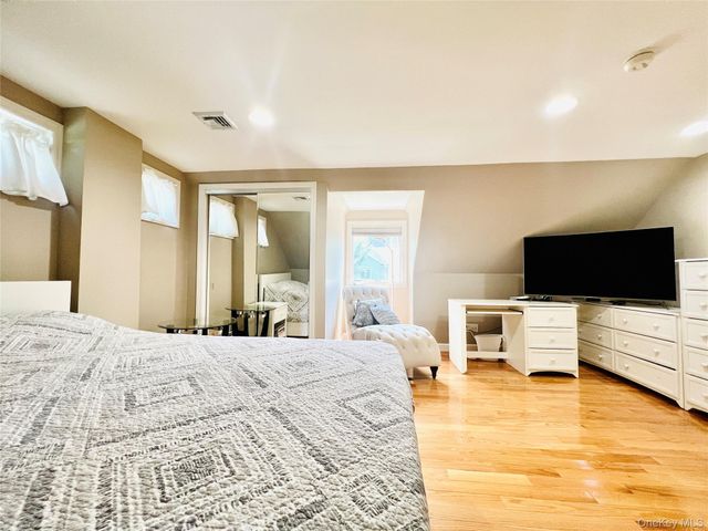 65 Maple Dr, New Hyde Park, NY 11040