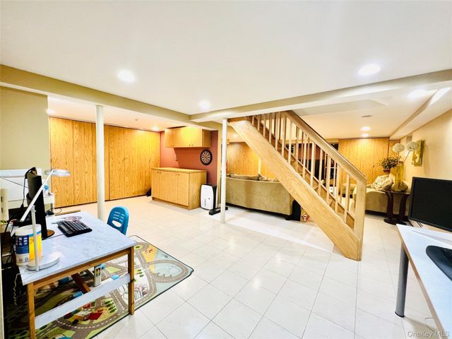 65 Maple Dr, New Hyde Park, NY 11040