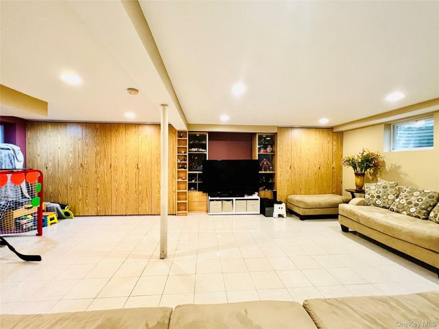 65 Maple Dr, New Hyde Park, NY 11040