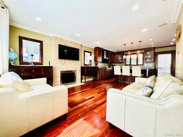 65 Maple Dr, New Hyde Park, NY 11040