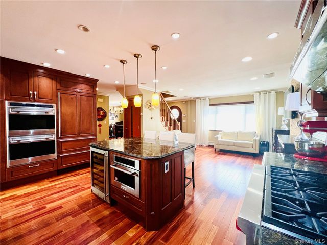 65 Maple Dr, New Hyde Park, NY 11040