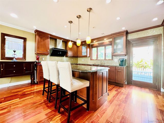 65 Maple Dr, New Hyde Park, NY 11040