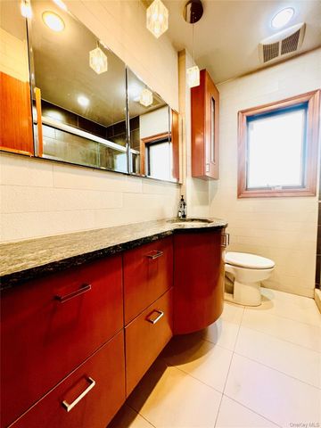 65 Maple Dr, New Hyde Park, NY 11040