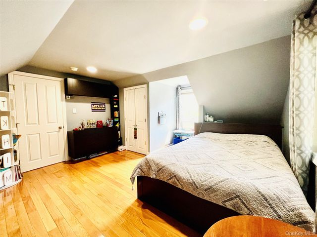 65 Maple Dr, New Hyde Park, NY 11040