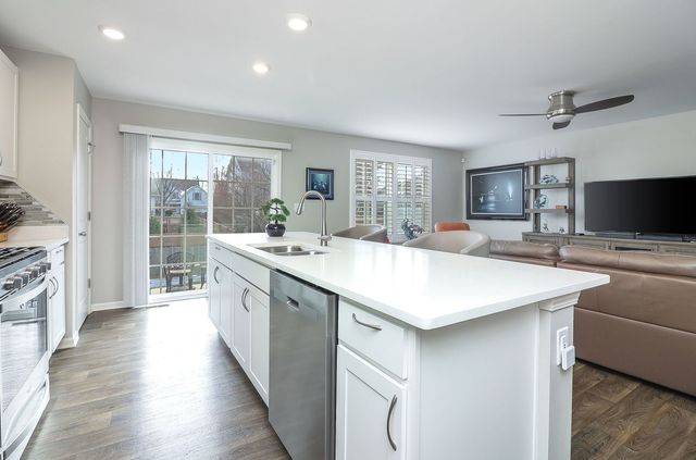 2084 Canyon Creek Court, Aurora, IL 60503