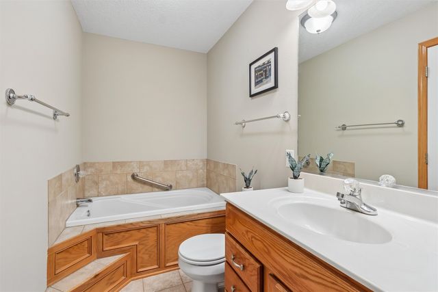 1055 SE Brentwood Drive, Waukee, IA 50263