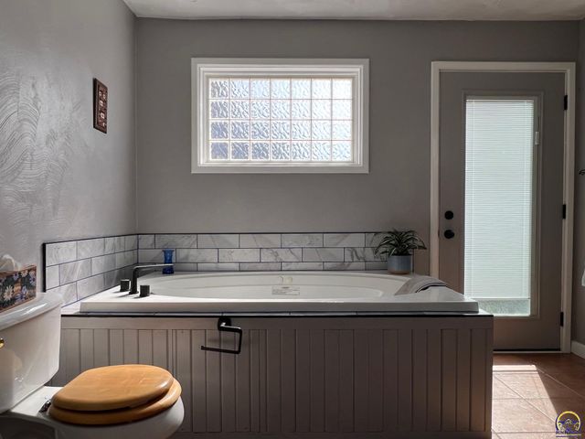 797 E 1217 Rd, Lawrence, KS 66047