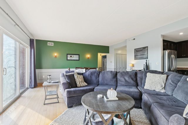 7050 183rd Street 302, Tinley Park, IL 60477