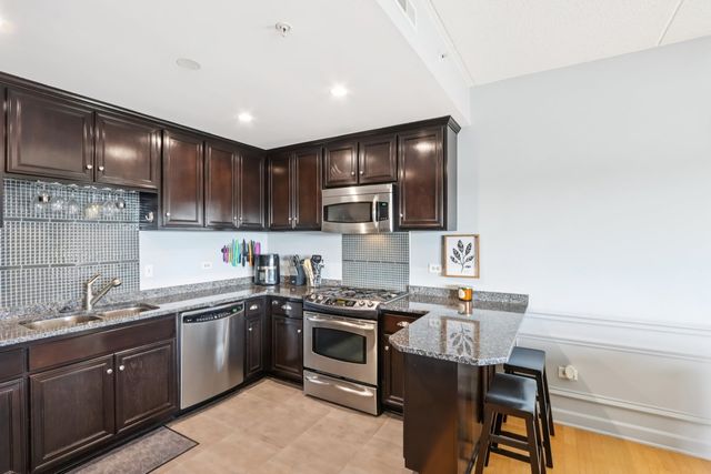 7050 183rd Street 302, Tinley Park, IL 60477