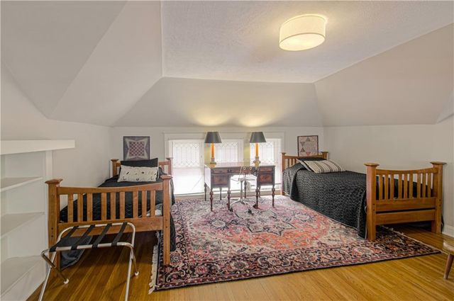 4215 Oak Street, Kansas City, MO 64111