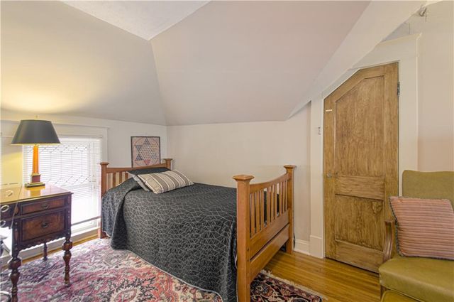 4215 Oak Street, Kansas City, MO 64111
