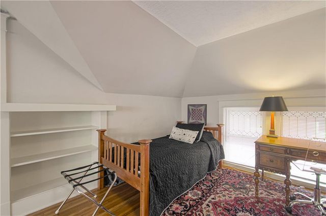 4215 Oak Street, Kansas City, MO 64111