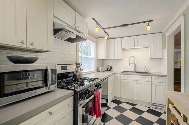 4215 Oak Street, Kansas City, MO 64111