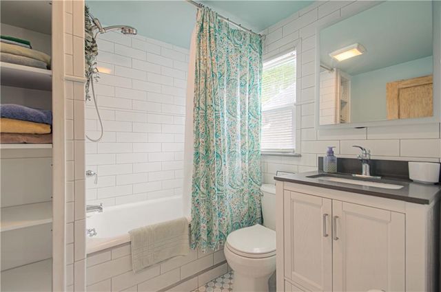 4215 Oak Street, Kansas City, MO 64111