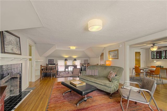 4215 Oak Street, Kansas City, MO 64111