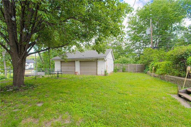 4215 Oak Street, Kansas City, MO 64111