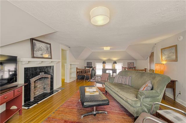 4215 Oak Street, Kansas City, MO 64111