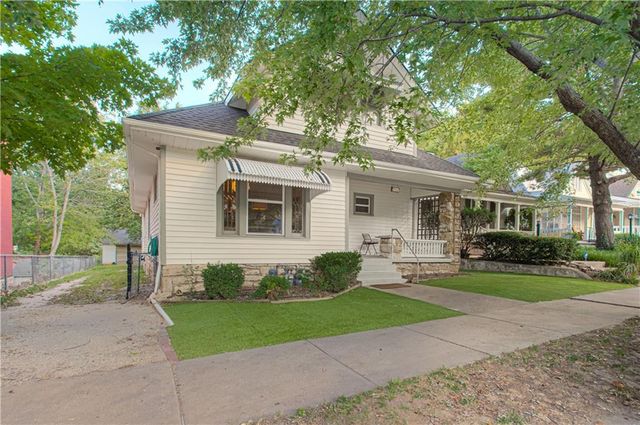 4215 Oak Street, Kansas City, MO 64111