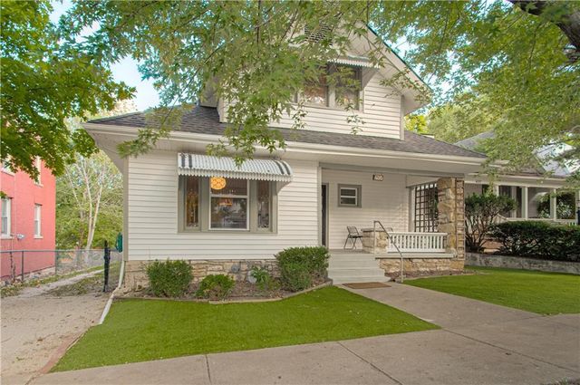 4215 Oak Street, Kansas City, MO 64111