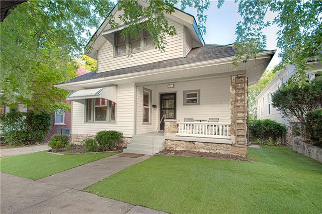 4215 Oak Street, Kansas City, MO 64111