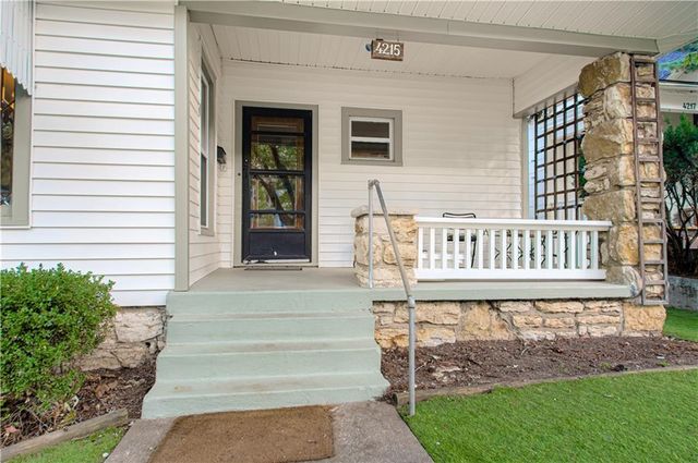 4215 Oak Street, Kansas City, MO 64111