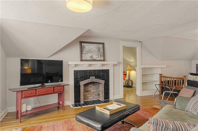 4215 Oak Street, Kansas City, MO 64111