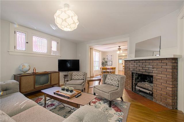 4215 Oak Street, Kansas City, MO 64111