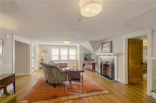 4215 Oak Street, Kansas City, MO 64111