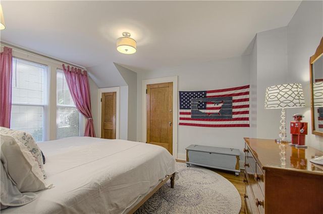 4215 Oak Street, Kansas City, MO 64111