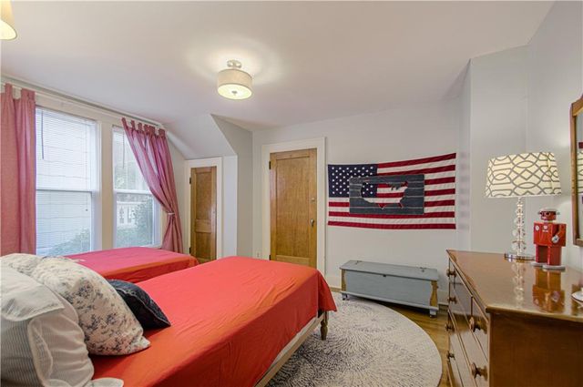 4215 Oak Street, Kansas City, MO 64111