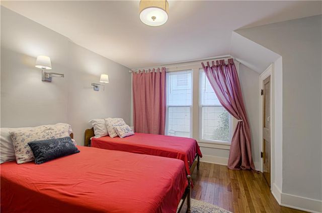 4215 Oak Street, Kansas City, MO 64111