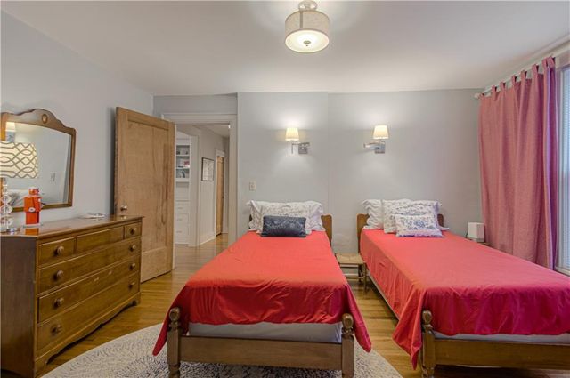 4215 Oak Street, Kansas City, MO 64111